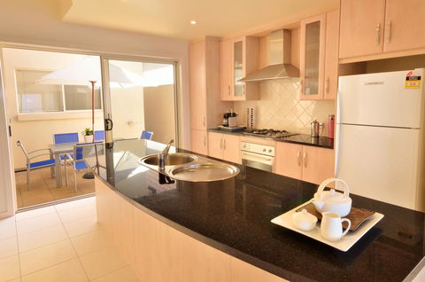 Adelaide Luxury Beach House - Australian Directory 26