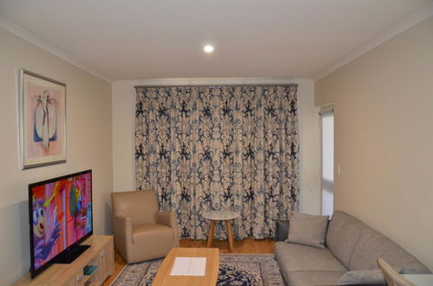 ADELAIDE CENTRAL APARTMENT - 3BR, 2BATH & CARPARK - Australian Directory 1