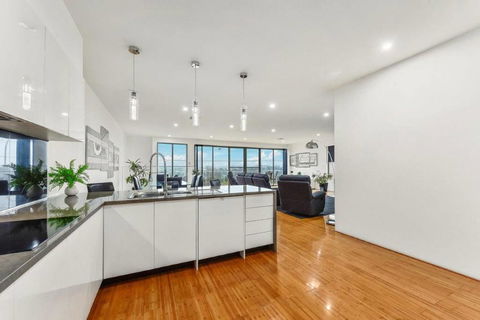 BENGALEE EXECUTIVE TOWNHOUSE- MODERN & STYLISH - Australian Directory 7