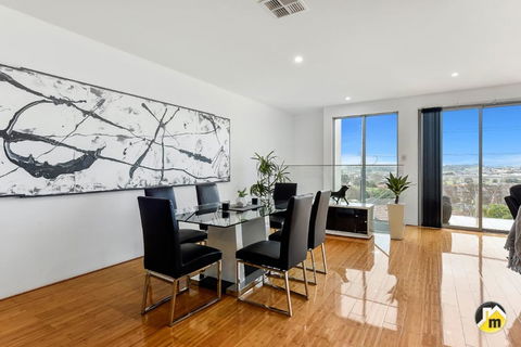 BENGALEE EXECUTIVE TOWNHOUSE- MODERN & STYLISH - Australian Directory 13