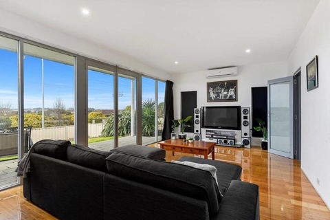 BENGALEE EXECUTIVE TOWNHOUSE- MODERN & STYLISH - Australian Directory 6