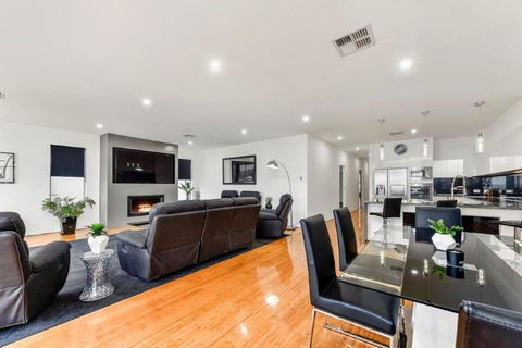 BENGALEE EXECUTIVE TOWNHOUSE- MODERN & STYLISH - Australian Directory 3