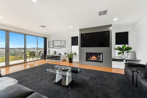 BENGALEE EXECUTIVE TOWNHOUSE- MODERN & STYLISH - Australian Directory 5