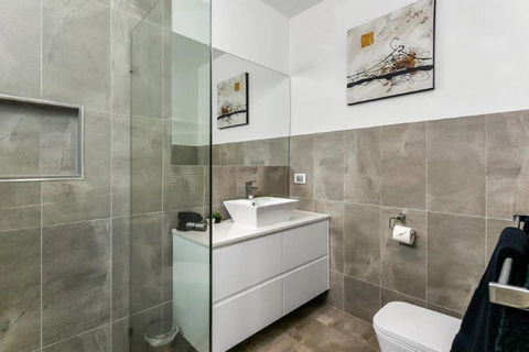 BENGALEE EXECUTIVE TOWNHOUSE- MODERN & STYLISH - Australian Directory 14