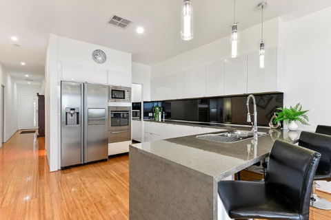 BENGALEE EXECUTIVE TOWNHOUSE- MODERN & STYLISH - Australian Directory 4