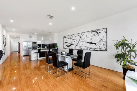 BENGALEE EXECUTIVE TOWNHOUSE- MODERN & STYLISH - Australian Directory 12