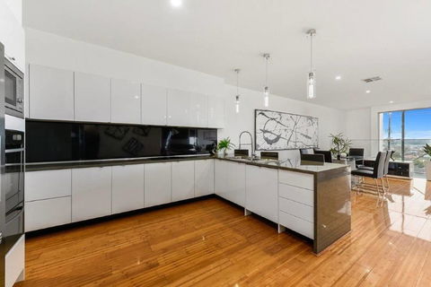 BENGALEE EXECUTIVE TOWNHOUSE- MODERN & STYLISH - Australian Directory 10