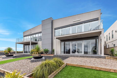 BENGALEE EXECUTIVE TOWNHOUSE- MODERN & STYLISH - Australian Directory 1