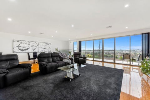 BENGALEE EXECUTIVE TOWNHOUSE- MODERN & STYLISH - Australian Directory 0