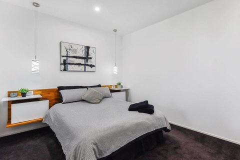 BENGALEE EXECUTIVE TOWNHOUSE- MODERN & STYLISH - Australian Directory 9