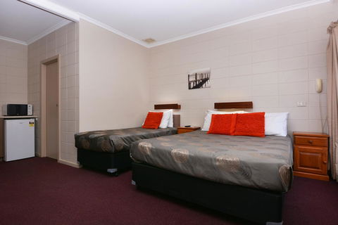 Motel Poinsettia - Australian Directory 4