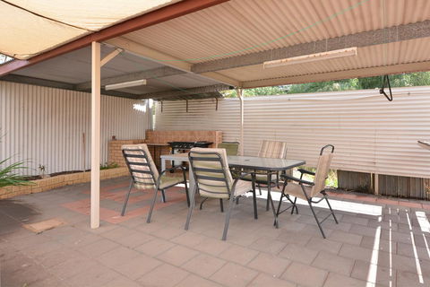 Motel Poinsettia - Australian Directory 12