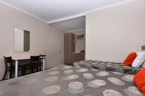 Motel Poinsettia - Australian Directory 18