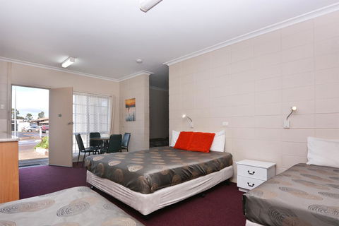 Motel Poinsettia - Australian Directory 21