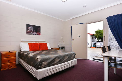 Motel Poinsettia - Australian Directory 3