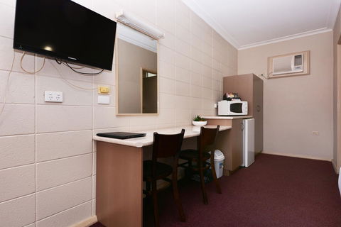Motel Poinsettia - Australian Directory 28
