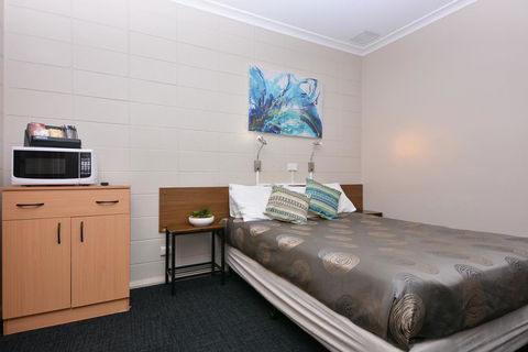 Motel Poinsettia - Australian Directory 26