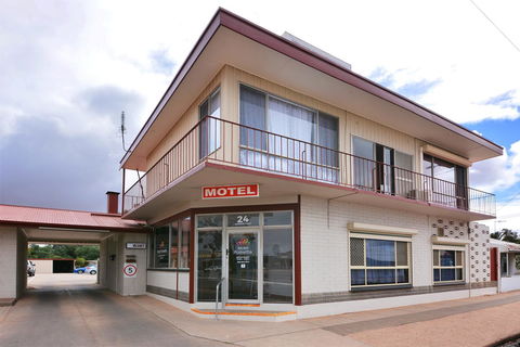 Motel Poinsettia - Australian Directory 13
