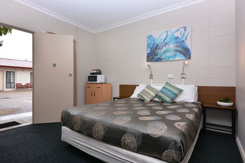 Motel Poinsettia - Australian Directory 25