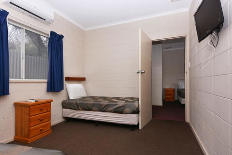 Motel Poinsettia - Australian Directory 17