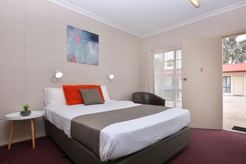 Motel Poinsettia - Australian Directory 29