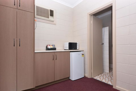 Motel Poinsettia - Australian Directory 19