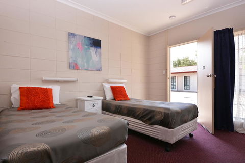 Motel Poinsettia - Australian Directory 30
