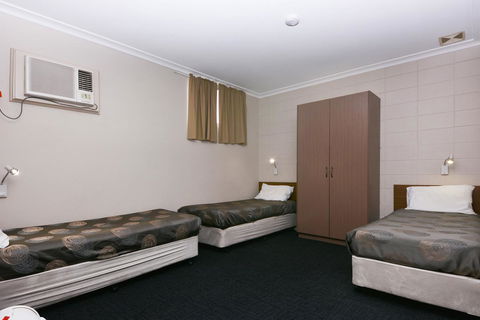 Motel Poinsettia - Australian Directory 23