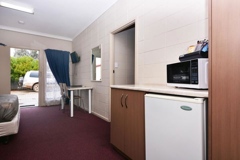 Motel Poinsettia - Australian Directory 15