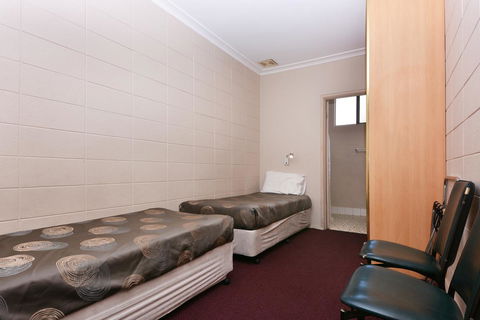 Motel Poinsettia - Australian Directory 22