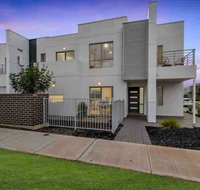 MODERN SPACIOUS 3 BR HOME - NEAR BEACH  AIRPORT - Australian Directory