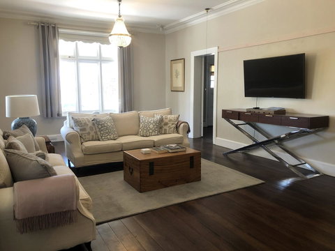 Belmore Cottage - Australian Directory 8