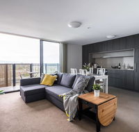 Modern 2 BedroomWIFI/Netflix/ParkingGreat Views