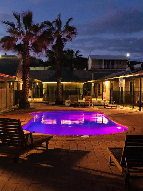 Bay Lodge - Australian Directory 33