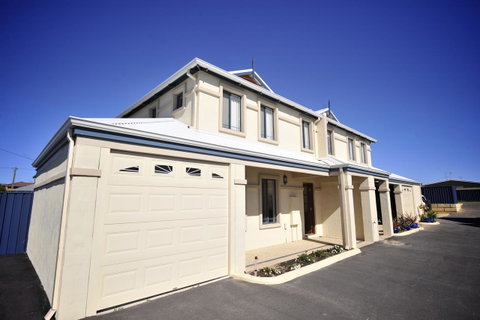 Palm Beach Manor - Australian Directory 0