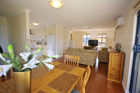 Palm Beach Manor - Australian Directory 2