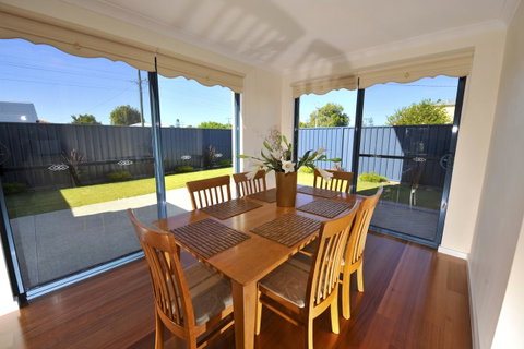 Palm Beach Manor - Australian Directory 5