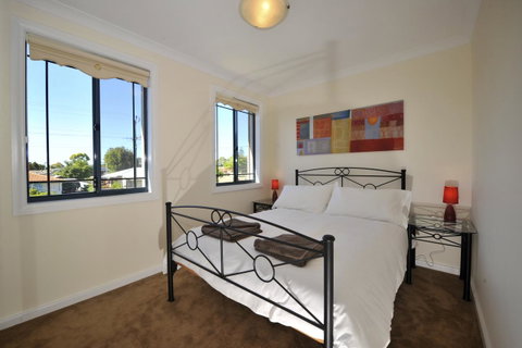 Palm Beach Manor - Australian Directory 9
