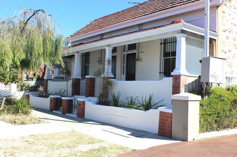 Captain\'s Heritage Cottage - Central Fremantle 2 Bedroom Historic Cottage - Australian Directory 0
