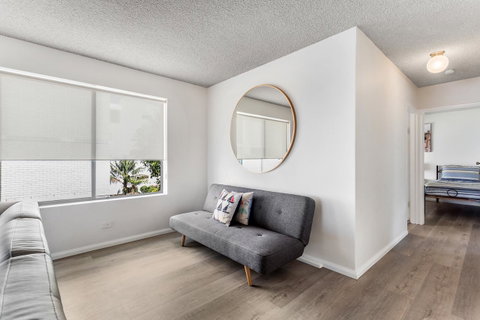 Laman Lodge, Unit 2, 15 Laman Street - Australian Directory 4