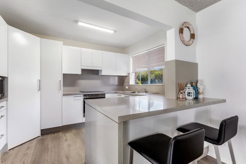 Laman Lodge, Unit 2, 15 Laman Street - Australian Directory 6