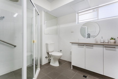 Laman Lodge, Unit 2, 15 Laman Street - Australian Directory 11