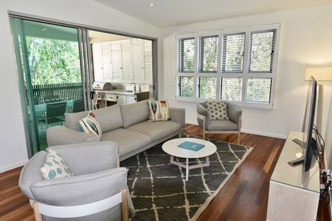 East On Byron - Australian Directory 25