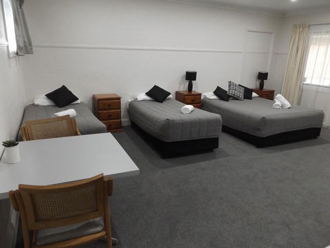 Ben Chifley Motor Inn - Australian Directory 8