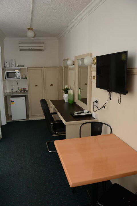 Ben Chifley Motor Inn - Australian Directory 17