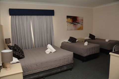 Ben Chifley Motor Inn - Australian Directory 16