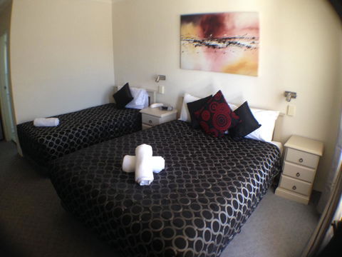 Ben Chifley Motor Inn - Australian Directory 28