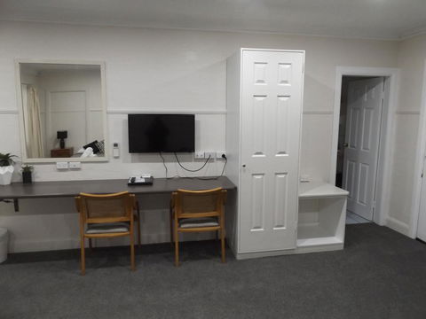 Ben Chifley Motor Inn - Australian Directory 6