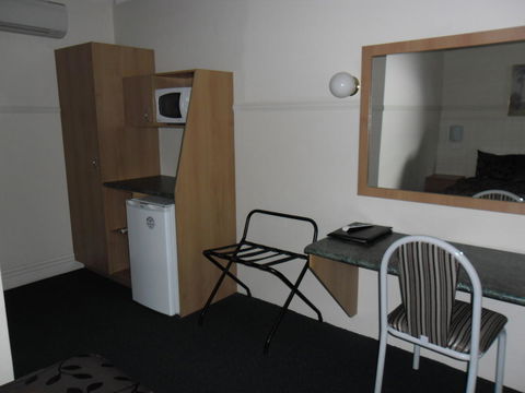 Ben Chifley Motor Inn - Australian Directory 33