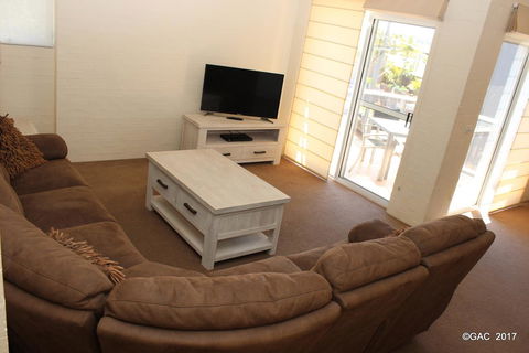 Mollymook Cove Apartments - Australian Directory 14